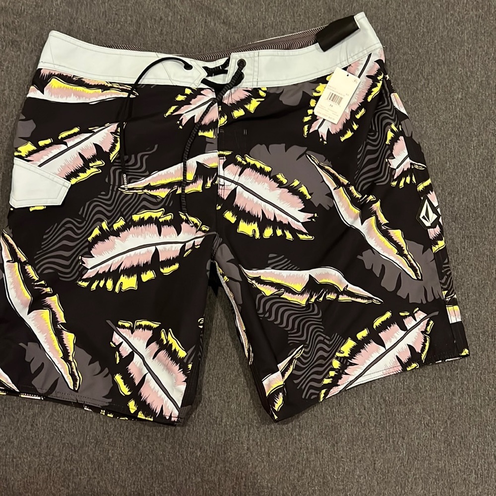Mens volcom board shorts. Detoonator mod 19 style. Size 36 waist
